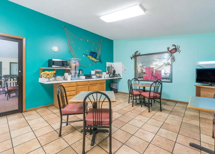 Super 8 By Wyndham Huron